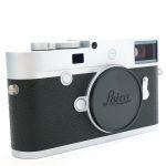 Leica M10-P Gehäuse silber, Sn.5325255, ArtNr.20022, OVP, original Lederprotektor rot, original Lederriemen rot, 2. Akku