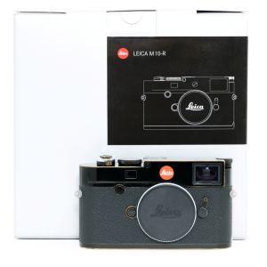 Leica M10-R Gehäuse schwarz Lack, Sn.5626396, ArtNr.20062, Customized Gold Gravur, 3 Kronen Gravur auf der Deckkappe und auf der Bodenplatte, Leitz Logo Rot, Daumenstütze, Softauslöser, OVP, sehr schöne Patina