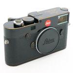 Leica M10-R Gehäuse schwarz Lack, Sn.5626396, ArtNr.20062, Customized Gold Gravur, 3 Kronen Gravur auf der Deckkappe und auf der Bodenplatte, Leitz Logo Rot, Daumenstütze, Softauslöser, OVP, sehr schöne Patina