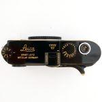 Leica M10-R Gehäuse schwarz Lack, Sn.5626396, ArtNr.20062, Customized Gold Gravur, 3 Kronen Gravur auf der Deckkappe und auf der Bodenplatte, Leitz Logo Rot, Daumenstütze, Softauslöser, OVP, sehr schöne Patina