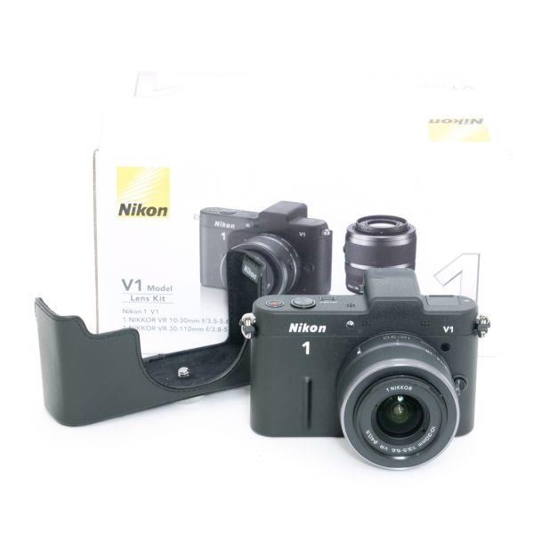 Nikon 1 V1 Gehäuse (1529 Auslösungen) mit Nikon 1 10-30mm/3,5-5,6 VR, OVP, Lederprotektor